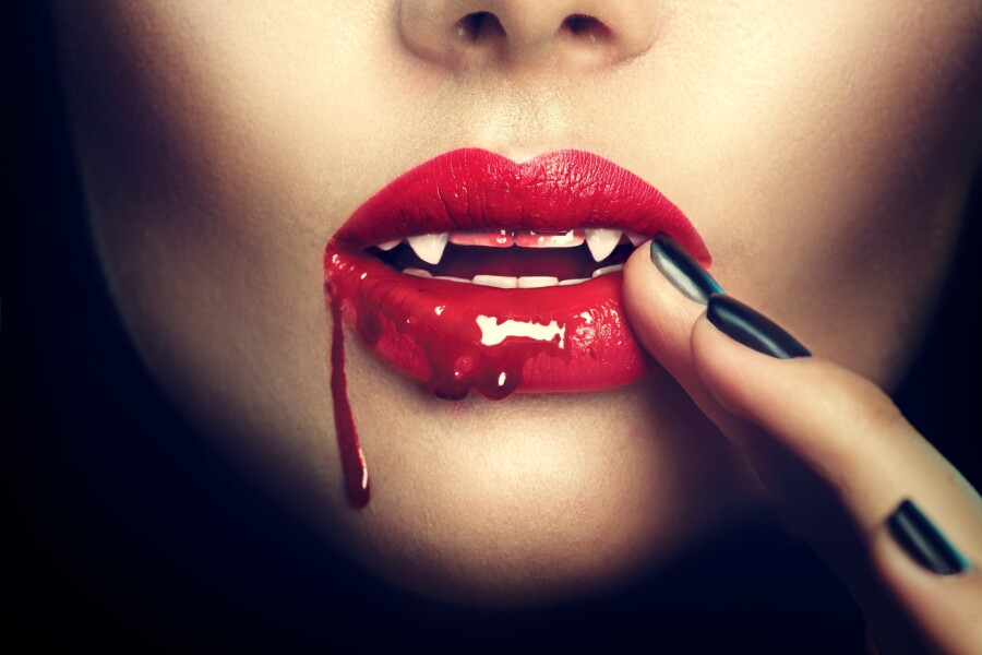 сексуальные губы вампирши