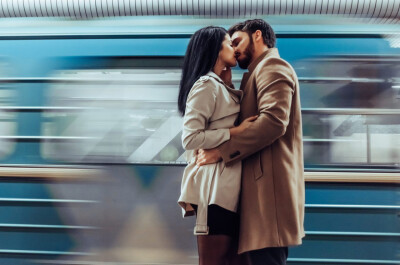 Пальто и шарф: городская прелюдия на улице