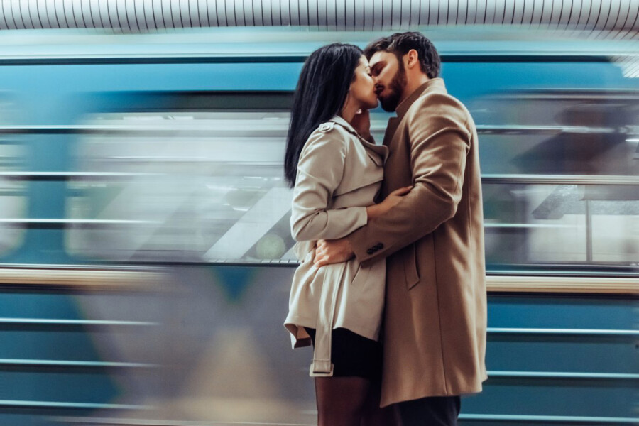 парень целует девушку