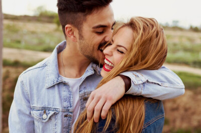 Мужчины и женщины переживают эмоциональную близость в разных позах