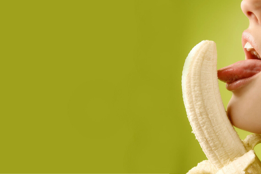 лижет банан
