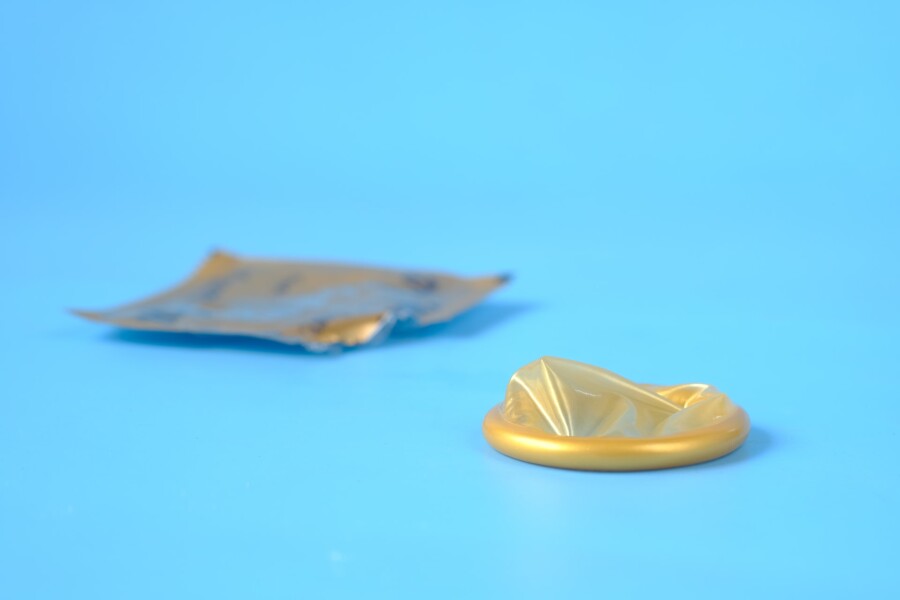 презерватив на голубом фоне