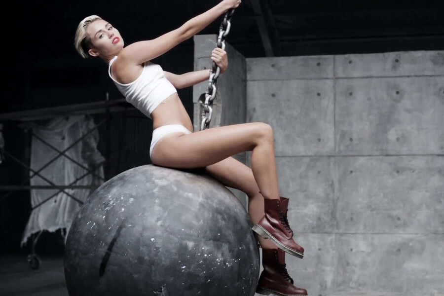 кадр из клипа Miley Cyrus, «Wrecking Ball»