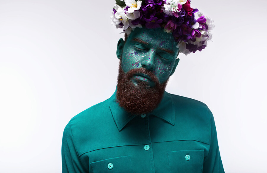 мужчина с цветами на голове