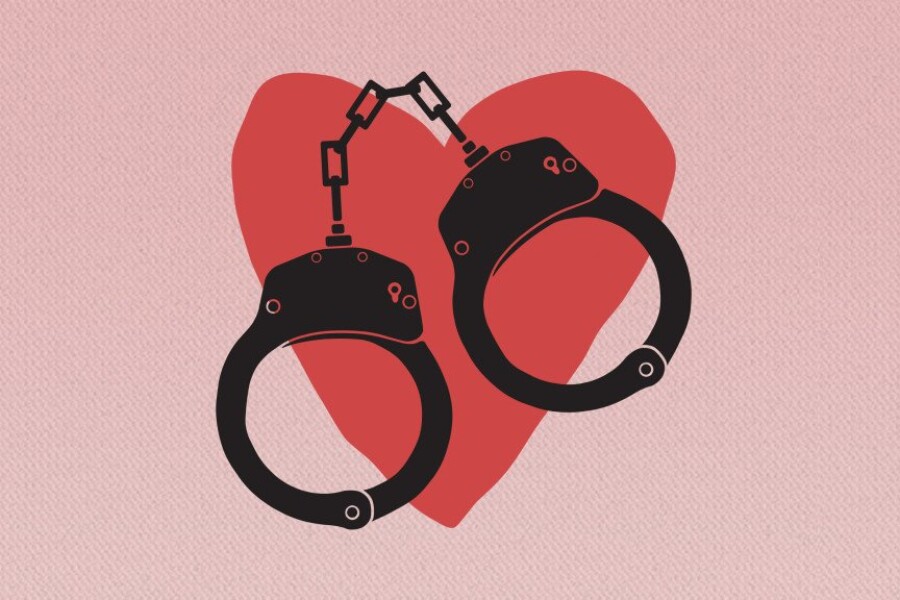 наручники на фоне сердечка