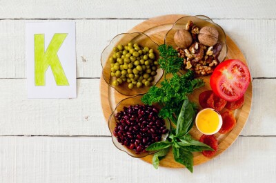 В каких продуктах содержится витамин К и чем он полезен?