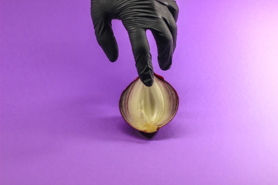 палец на половинке луковицы