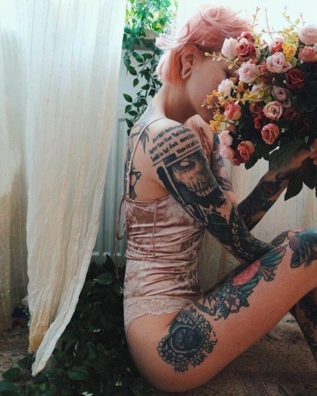 Девушка с татуировкой