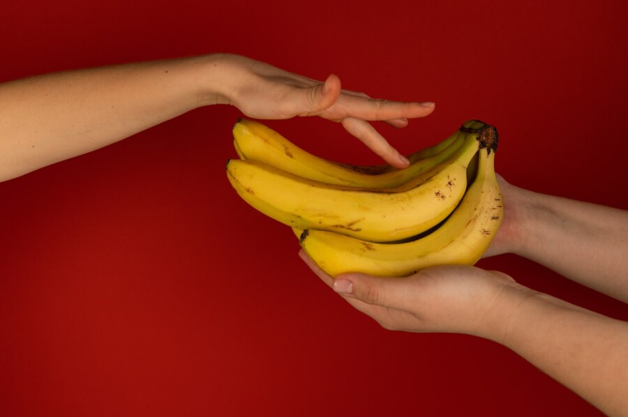 девушка гладит банан