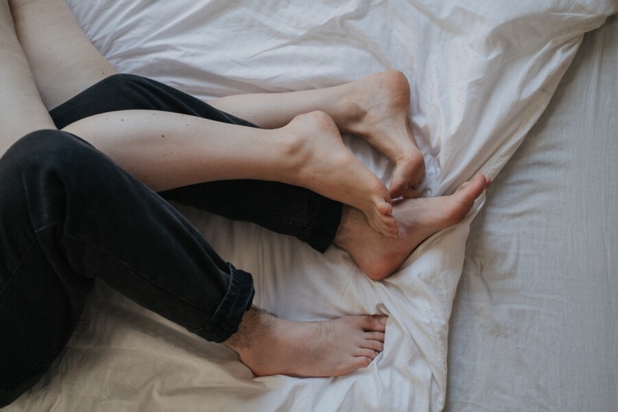 ноги на кровати