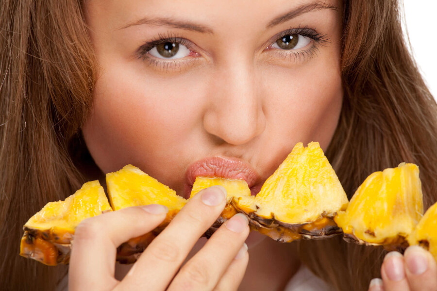 девушка с ананасом