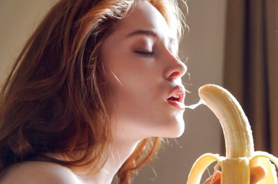 В порно от первого лица дама ест клубнику со спермой после окончания в рот