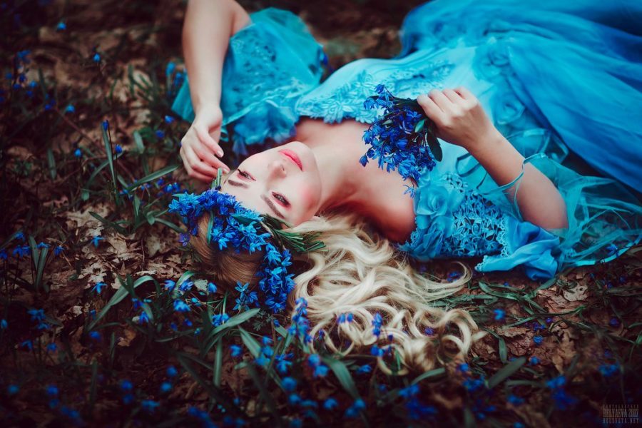 Синее платье в цветок