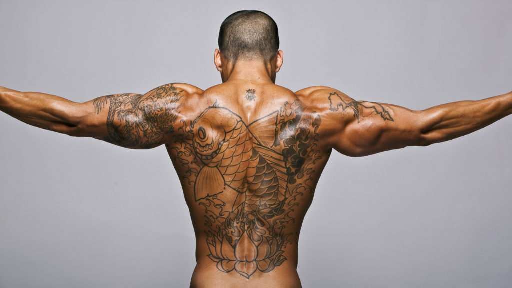 Идеи мужских татуировок на груди: силуэты и символика