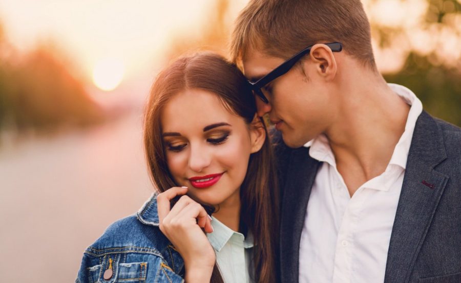если девушка молчит что любит