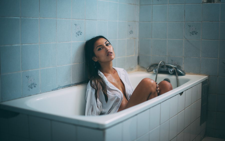 девушка в ванной
