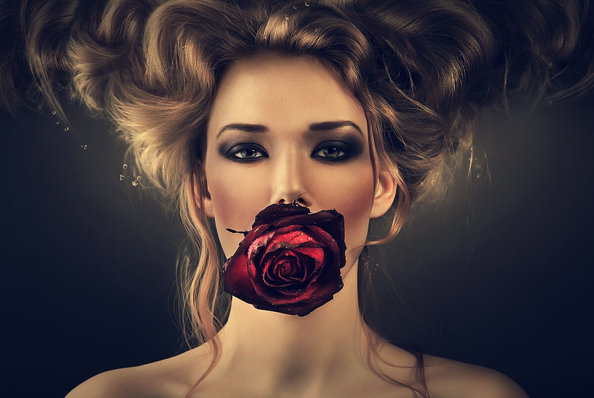 Женщина с цветком во рту
