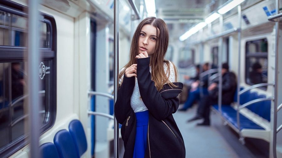 девушка в метро