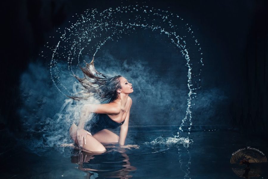 девушка в воде