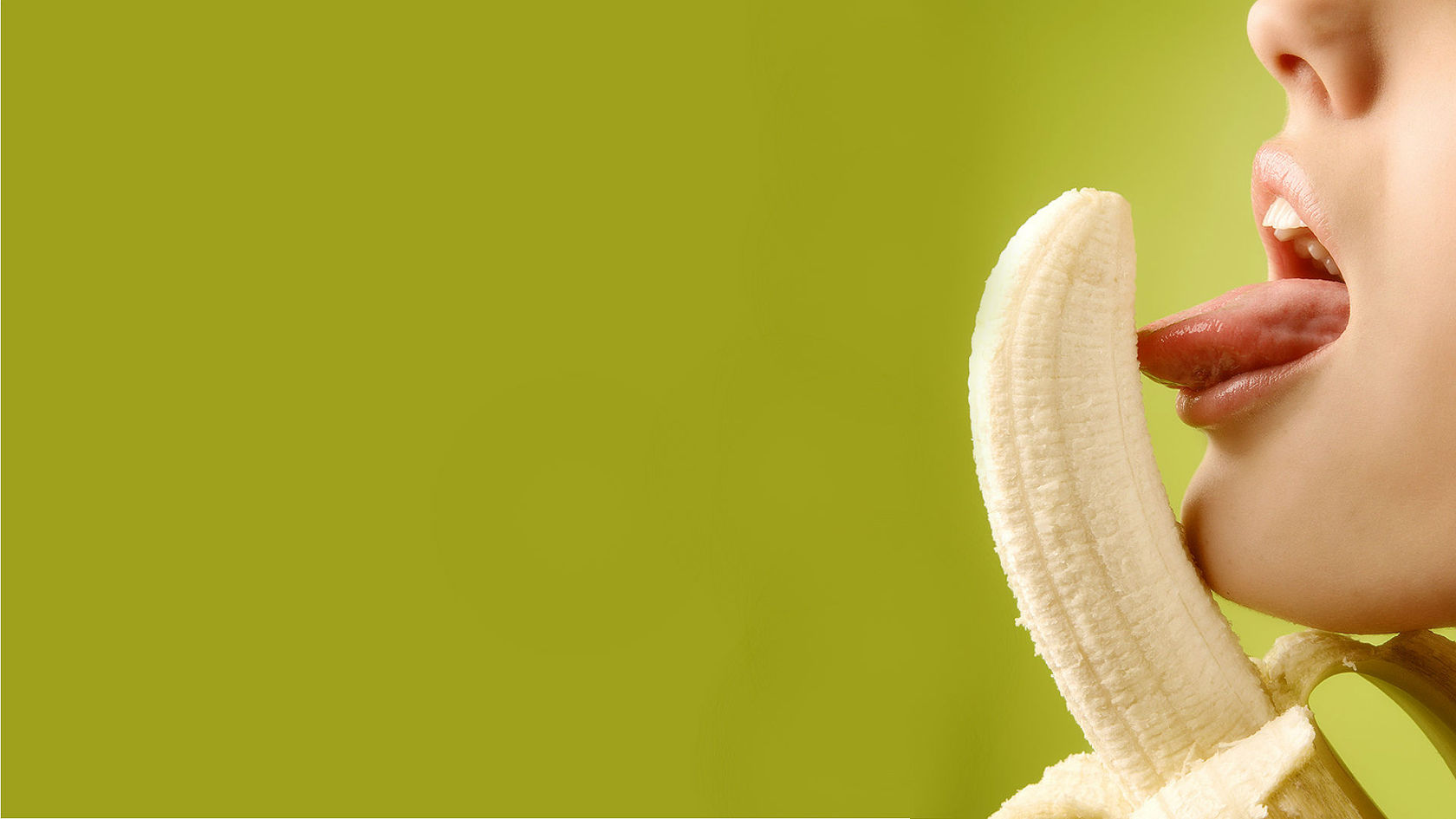 Красавица на кухне игриво посасывает бананы в сгущенке