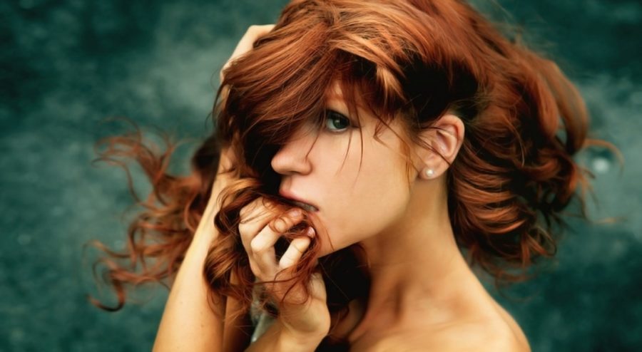 девушка с рыжими волосами