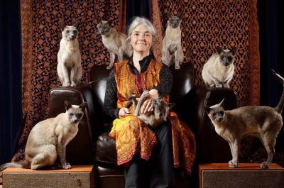 zhenshchina-pensionerka-koty-koshatnitsa