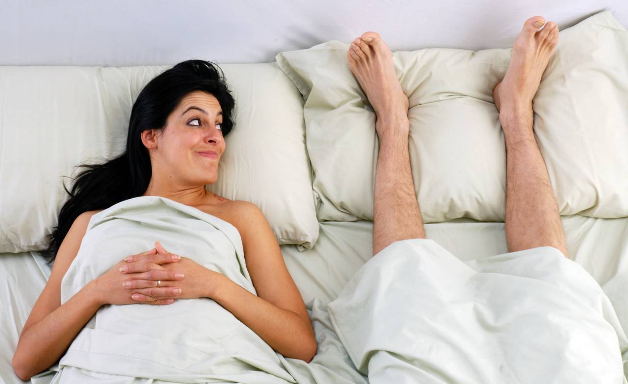 Жена укладывает мужу спать. Сон супругов в разных кроватях. Спать вальтами. В разных постелях. Поза вальтом во сне.