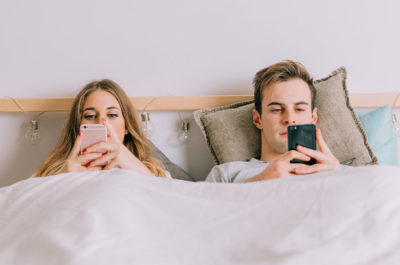 Секс втроём по-новому: люди все чаще пользуются смартфоном во время интимной близости