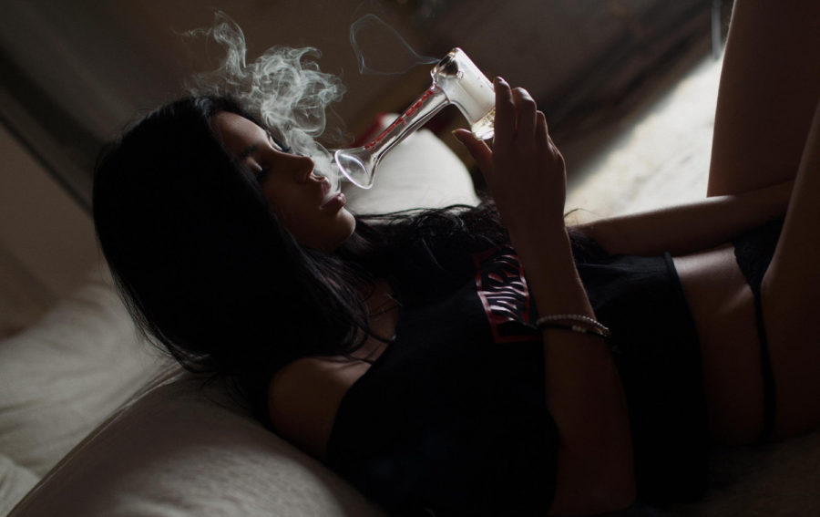 Зачем девушка курит