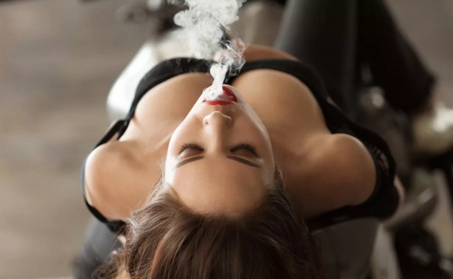Зачем женщина курит
