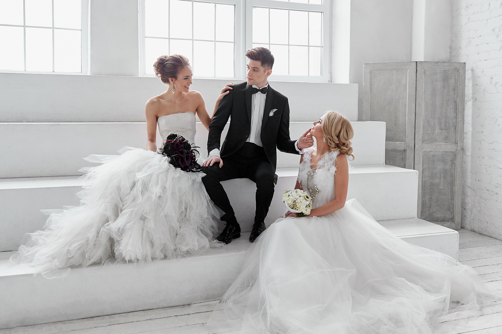 Жених и две невесты. Свадьба с двумя невестами и женихом. Свадьба двух невест. Свадьба двух невест. Свадебные пары.