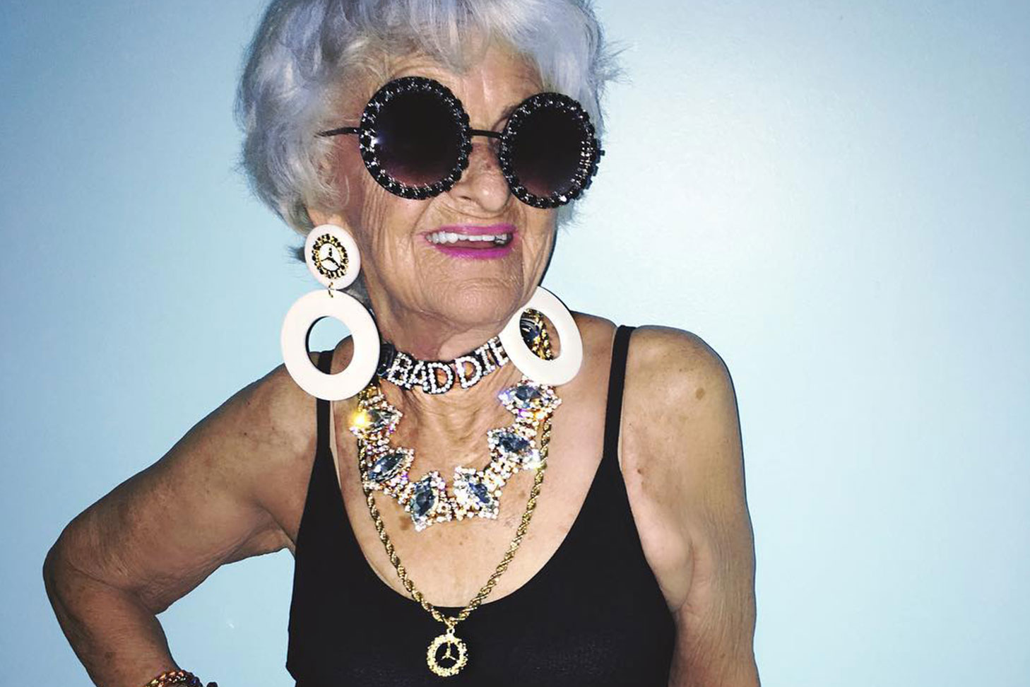 Мохнатка бабушки. Бадди Винкл. Бадди Винкл в молодости. Модные старушки. Модные бабульки.