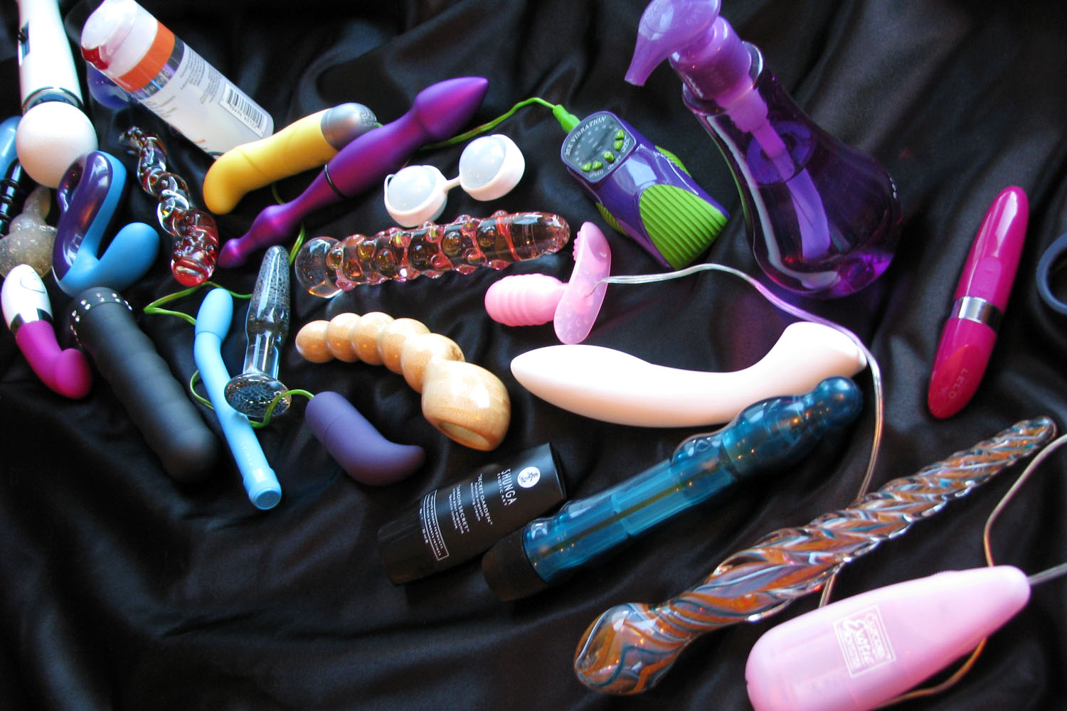 Двойное проникновение крупными резиновыми секс игрушками