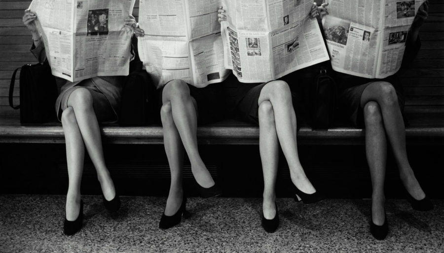 Девушки с газетами
