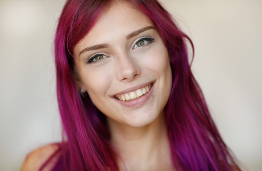 девушка с фиолетовыми волосами