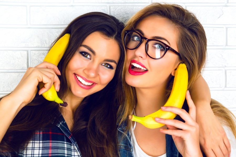 девушки держат банан как телефон