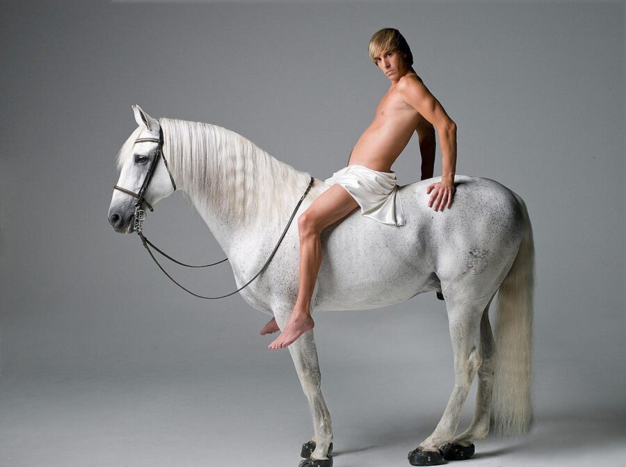 мужчина на коне