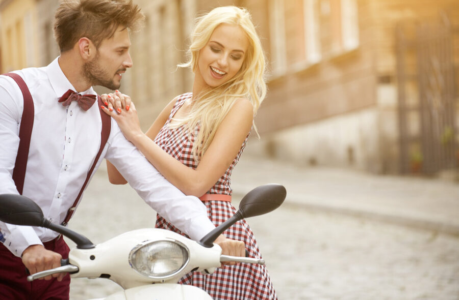 девушка с парнем на мотоцикле