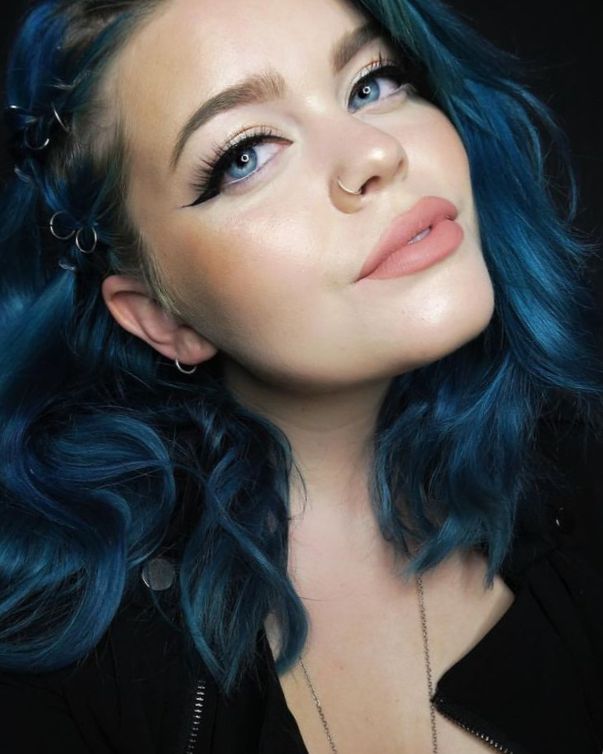 87 ФОТО эффектных девушек с синими волосами