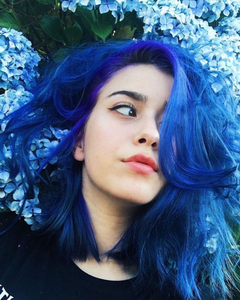 87 ФОТО эффектных девушек с синими волосами