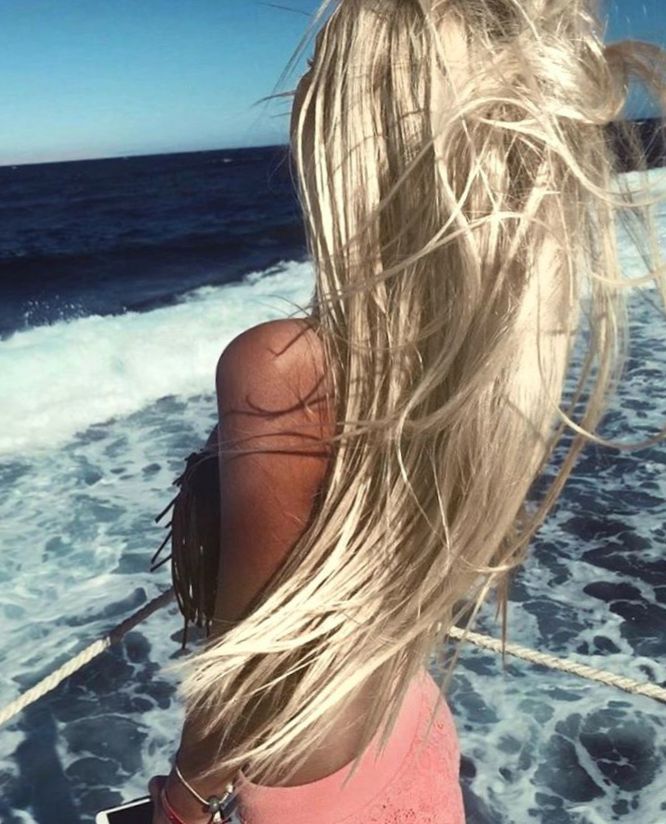 Блондинка на море спиной фото