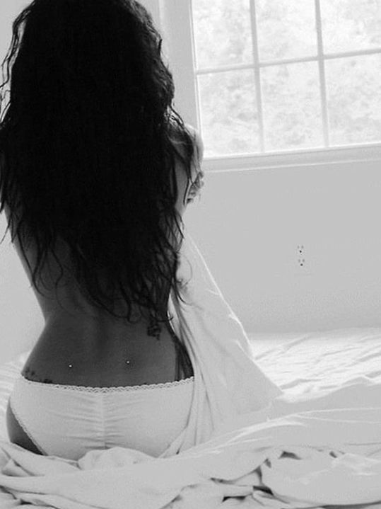 Черно белое фото девушек брюнеток со спины