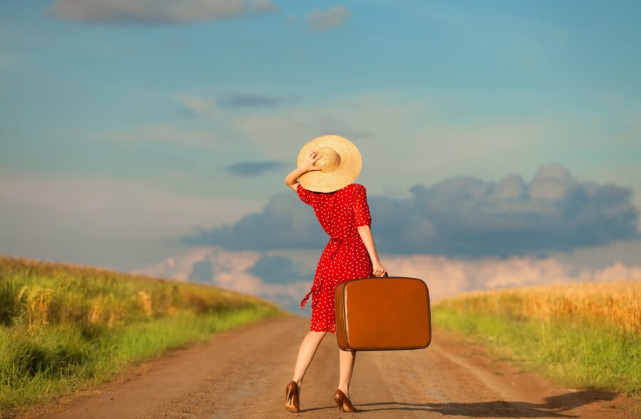 девушка с чемоданом на дороге