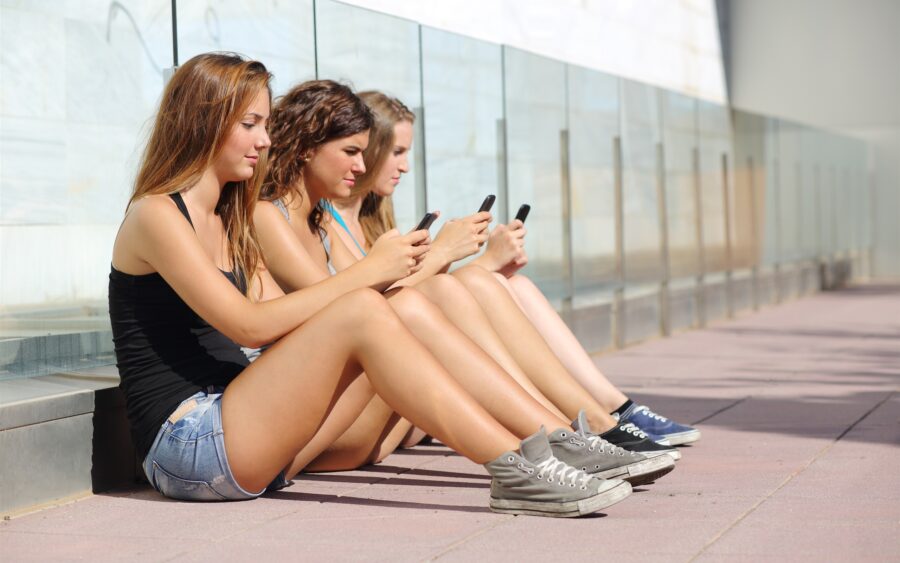 девушки сидят в телефонах