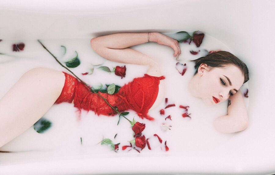 девушка в ванной с лепестками роз