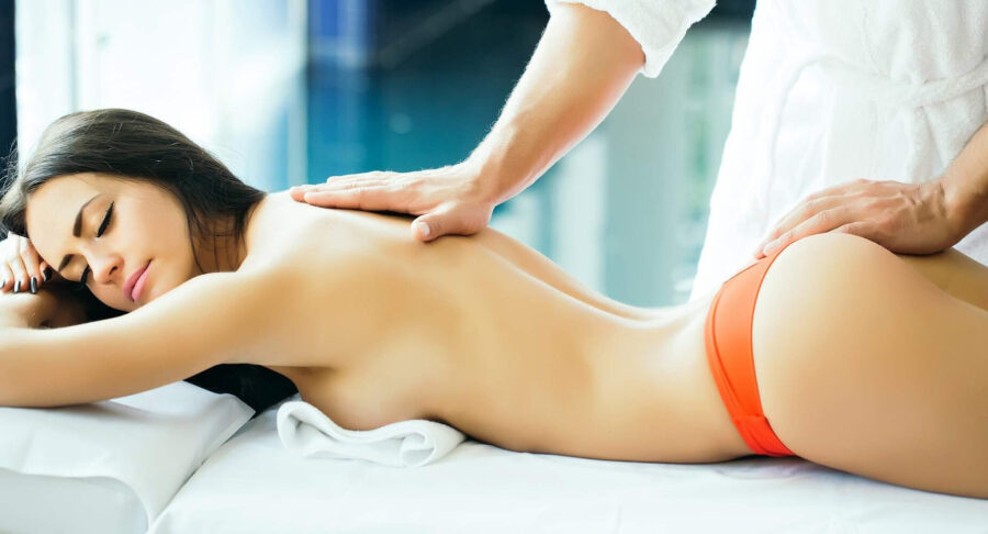 девушке делают массаж