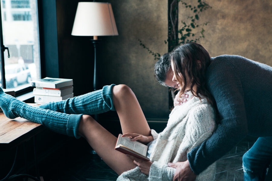парень и девушка с книгой
