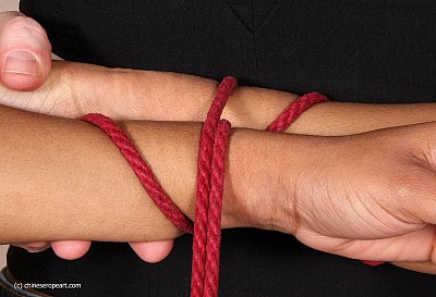 Как связать руки девушке за спиной? ФОТО - инструкция