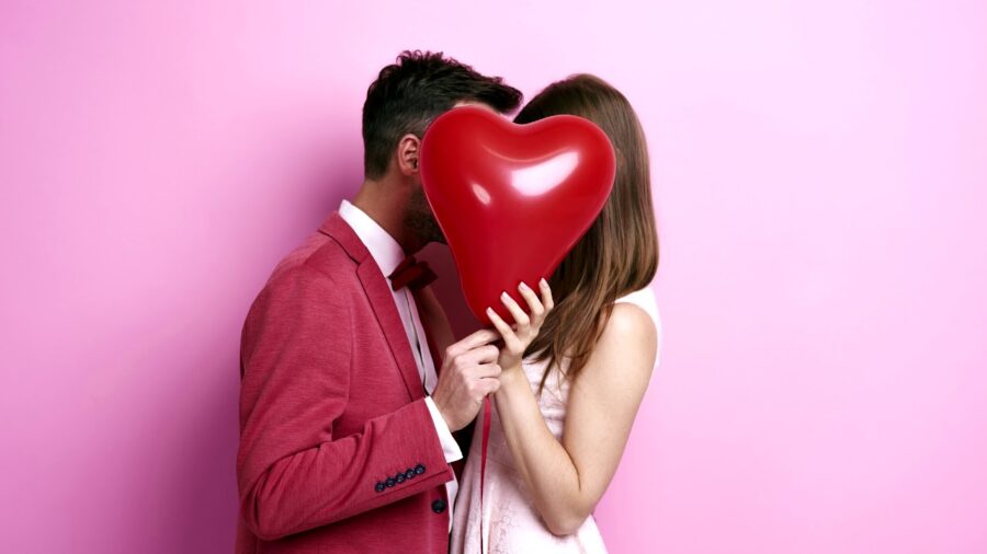 парень и девушка с шариком-сердечком