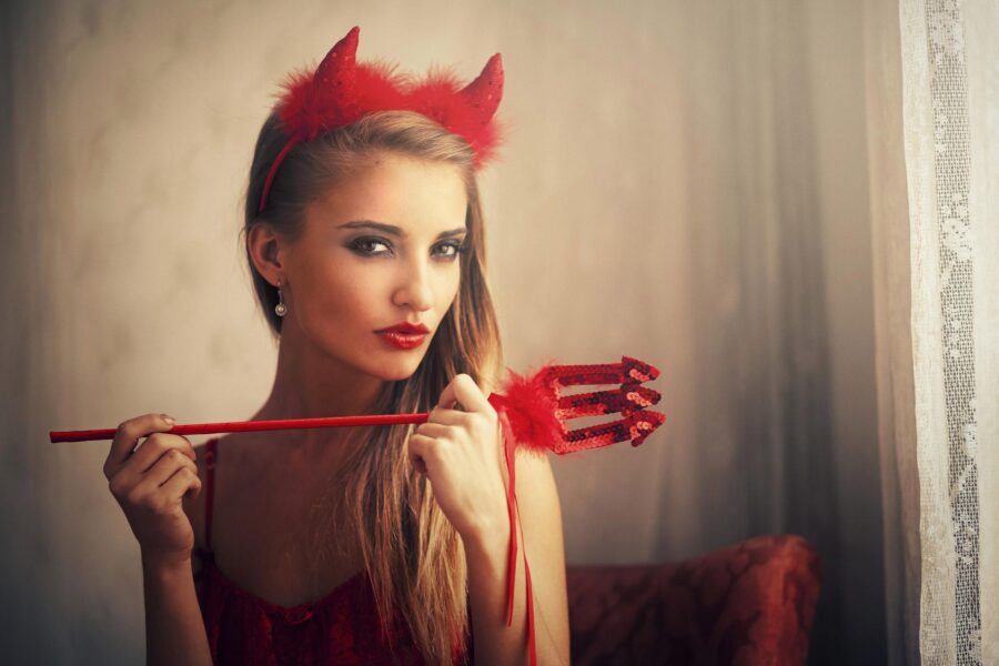 игривая девушка-дьявол